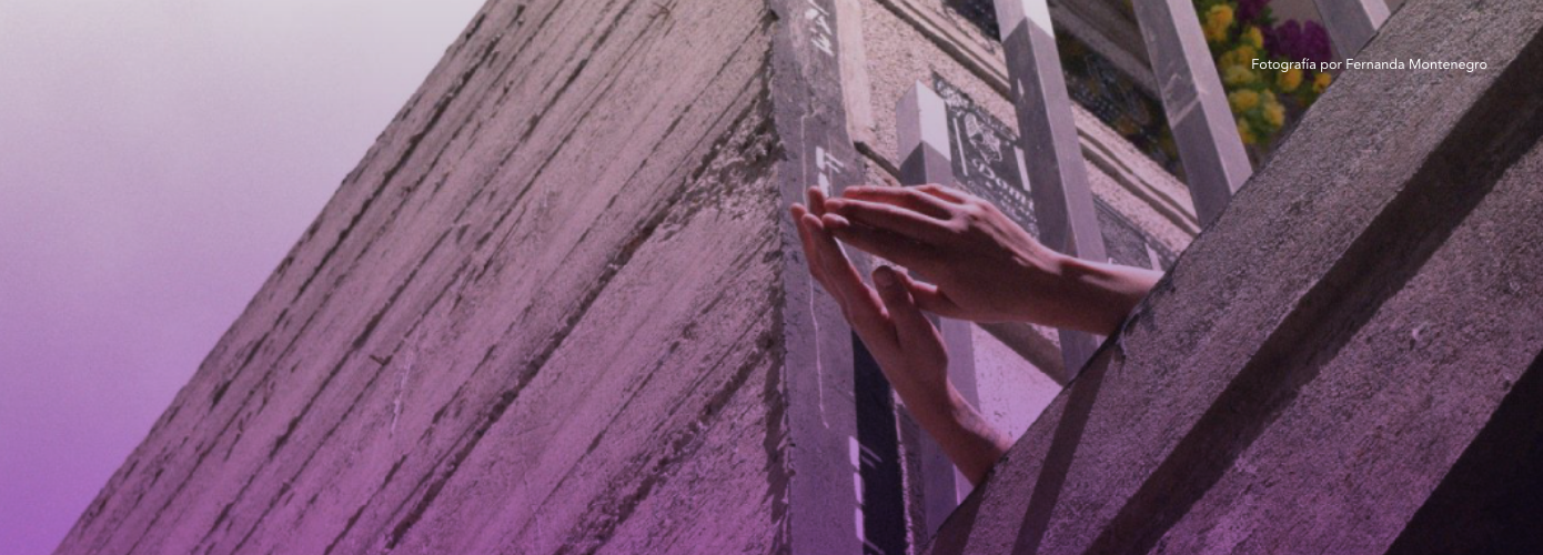 La Delgada Línea por Maria Salazar