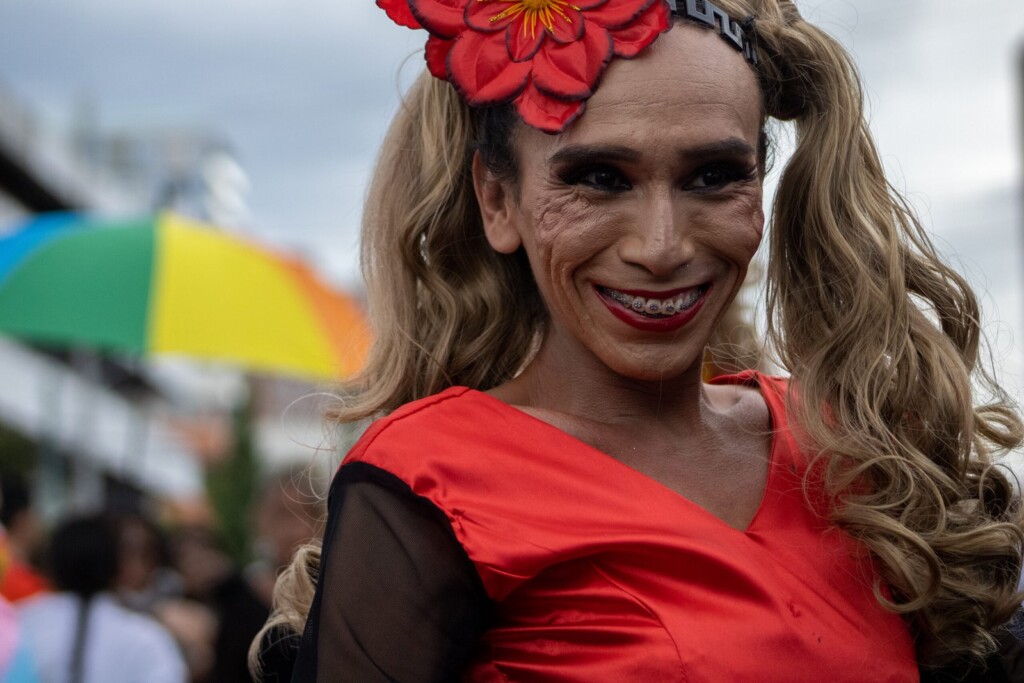 FotografÃas de Jovanna GarcÃa x Resisters durante el Desfile del Orgullo de la Diversidad Sexual 2022. Retratos de mujeres diversas recorriendo las calles de la Ciudad de Guatemala. Llenas de colores, alegrÃa y sonrisas.