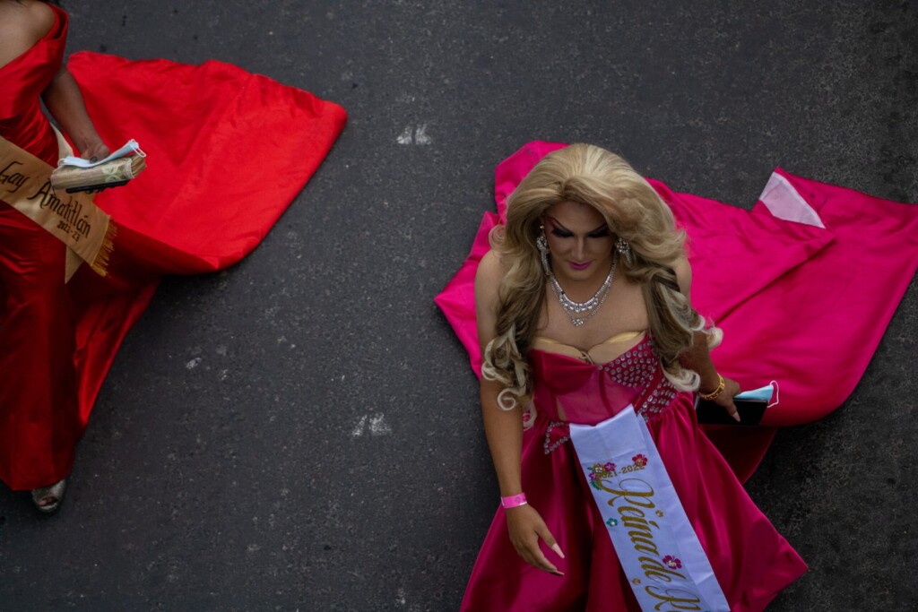 FotografÃas de Jovanna GarcÃa x Resisters durante el Desfile del Orgullo de la Diversidad Sexual 2022. Retratos de mujeres diversas recorriendo las calles de la Ciudad de Guatemala. Llenas de colores, alegrÃa y sonrisas.
