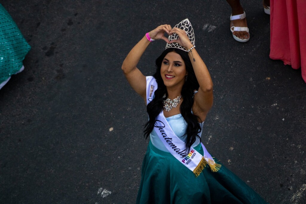 FotografÃas de Jovanna GarcÃa x Resisters durante el Desfile del Orgullo de la Diversidad Sexual 2022. Retratos de mujeres diversas recorriendo las calles de la Ciudad de Guatemala. Llenas de colores, alegrÃa y sonrisas.