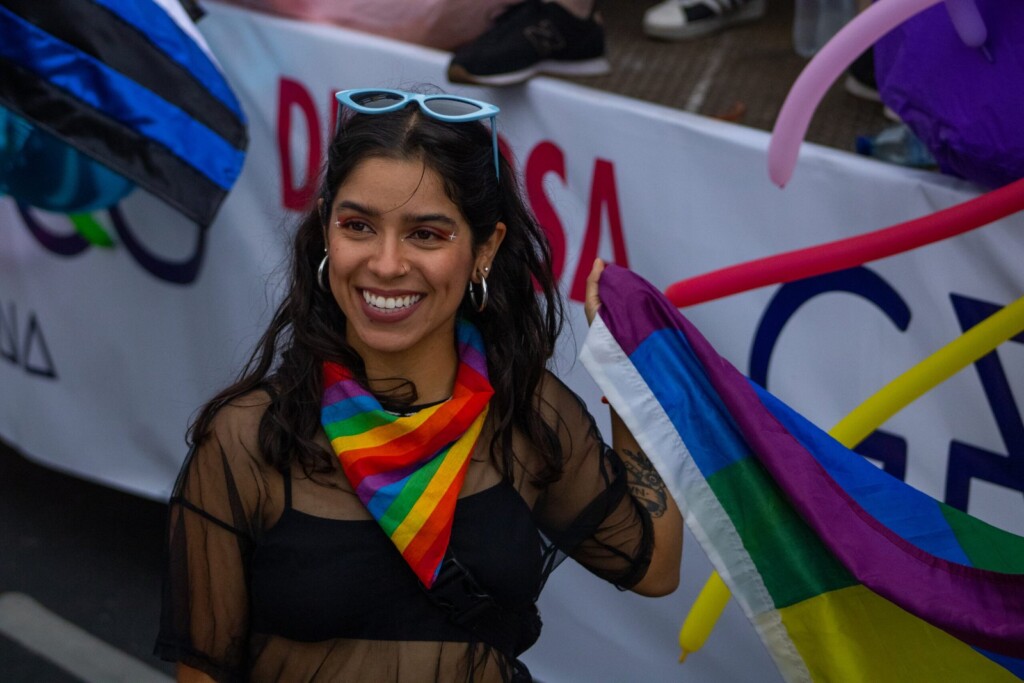 FotografÃas de Jovanna GarcÃa x Resisters durante el Desfile del Orgullo de la Diversidad Sexual 2022. Retratos de mujeres diversas recorriendo las calles de la Ciudad de Guatemala. Llenas de colores, alegrÃa y sonrisas.