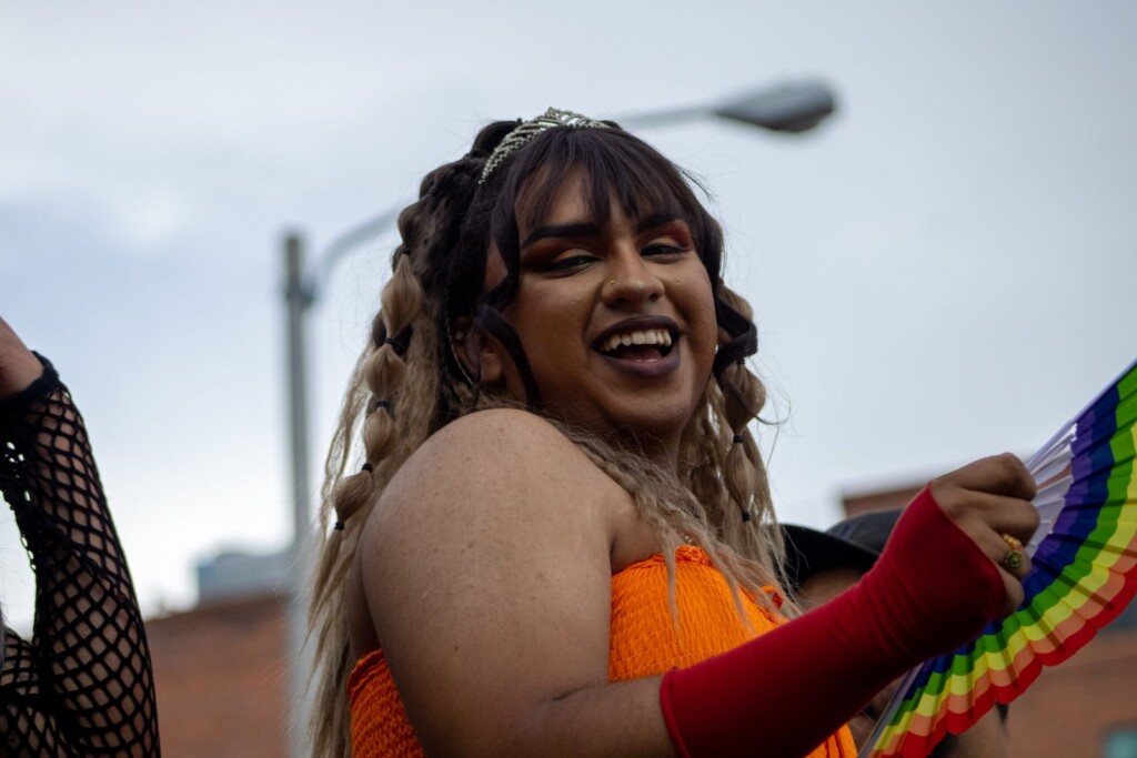 FotografÃas de Jovanna GarcÃa x Resisters durante el Desfile del Orgullo de la Diversidad Sexual 2022. Retratos de mujeres diversas recorriendo las calles de la Ciudad de Guatemala. Llenas de colores, alegrÃa y sonrisas.