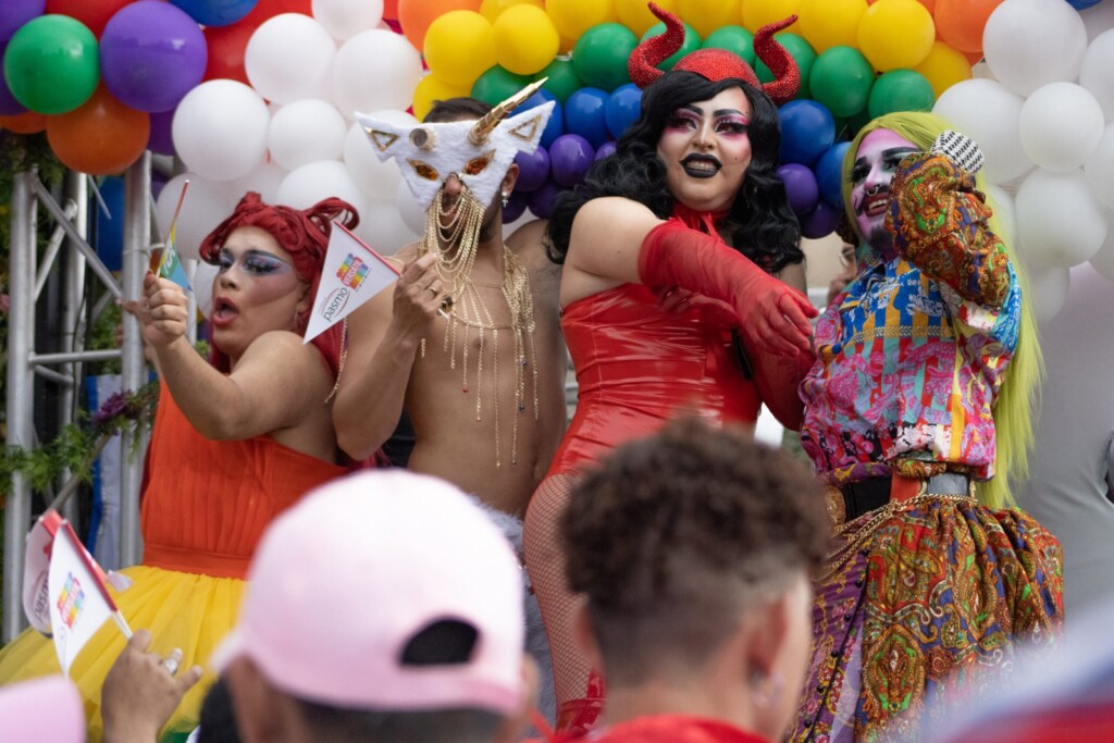 FotografÃas de Jovanna GarcÃa x Resisters durante el Desfile del Orgullo de la Diversidad Sexual 2022. Retratos de mujeres diversas recorriendo las calles de la Ciudad de Guatemala. Llenas de colores, alegrÃa y sonrisas.