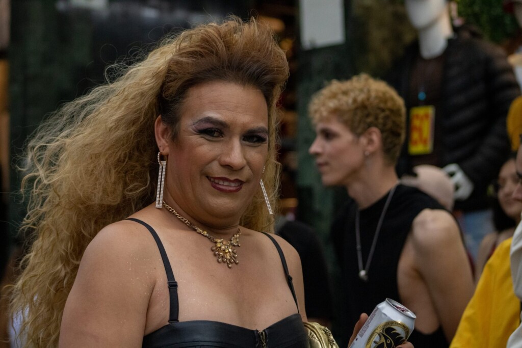 FotografÃas de Jovanna GarcÃa x Resisters durante el Desfile del Orgullo de la Diversidad Sexual 2022. Retratos de mujeres diversas recorriendo las calles de la Ciudad de Guatemala. Llenas de colores, alegrÃa y sonrisas.