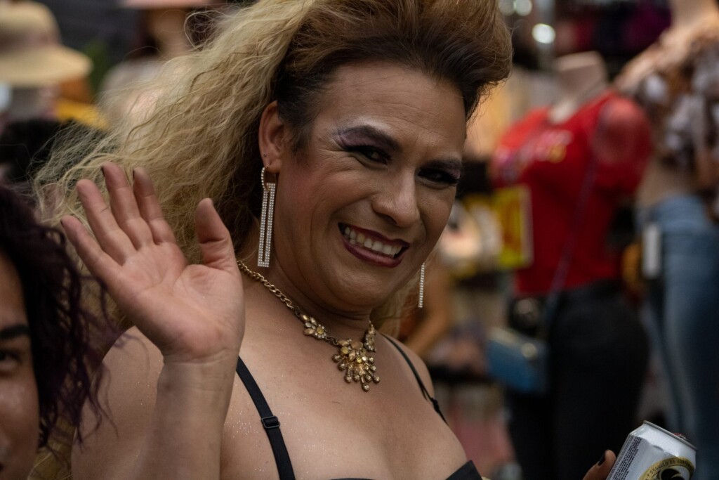 FotografÃas de Jovanna GarcÃa x Resisters durante el Desfile del Orgullo de la Diversidad Sexual 2022. Retratos de mujeres diversas recorriendo las calles de la Ciudad de Guatemala. Llenas de colores, alegrÃa y sonrisas.