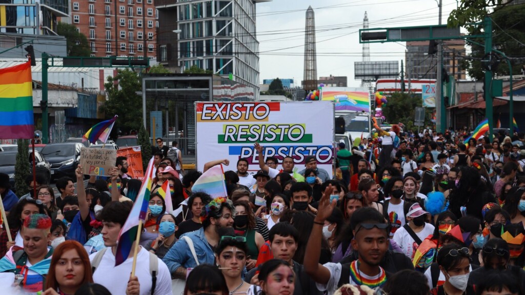 FotografÃas de MarÃa Jossé España x Resisters en el Desfile del Orgullo de la Diversidad Sexual en Guatemala, el 25 de junio de 2022. Mujeres queer, lesbianas, bi, trans, demisexuales y mucha diversidad más, recorrieron las calles en una fiesta de resistencia.